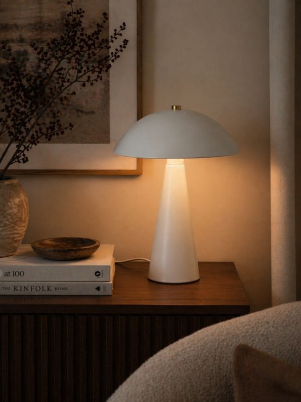 Bordlampe i off-white metall