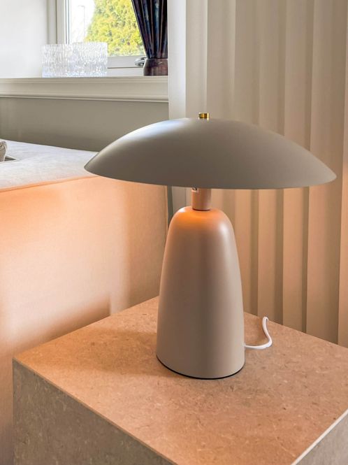 Hovedbilde Stor bordlampe i sandfarget metall